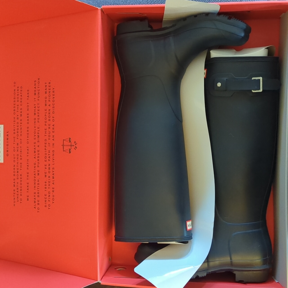 Hunter Women's Original Tall Navy Rain Boots, Size 9 New In Box.